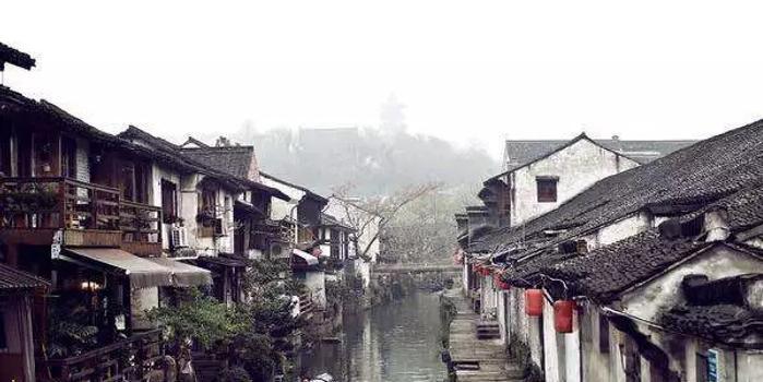 女子在火锅店就餐时,老鼠在头顶摇摇欲坠,商家:顺着电线跑来的,每周有消杀